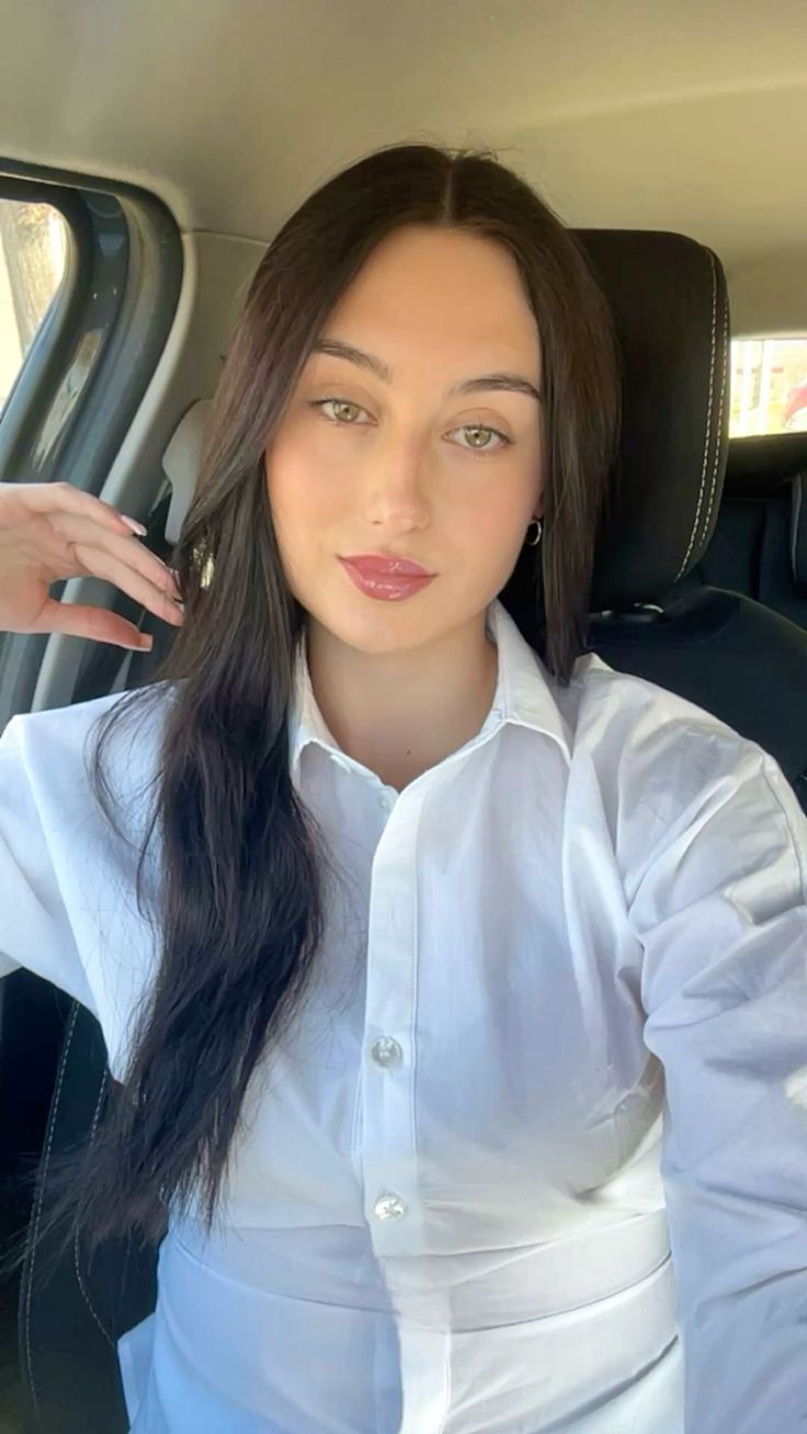 files/Brunette_Girl_Green_eyes.jpg